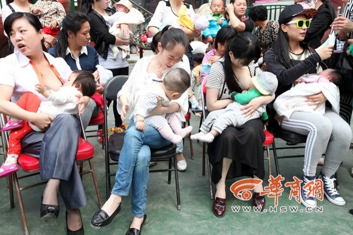 数十名妈妈街头哺乳 呼吁关注与支持