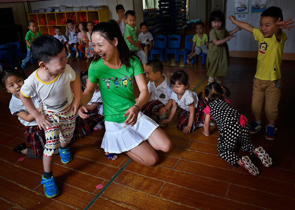 听说电波教师是后宫恋爱番是不是?很好看嘛?