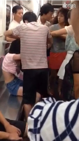 扒掉内衣_美女被绑架扒衣剩内衣