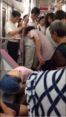 扒掉内衣_美女被绑架扒衣剩内衣