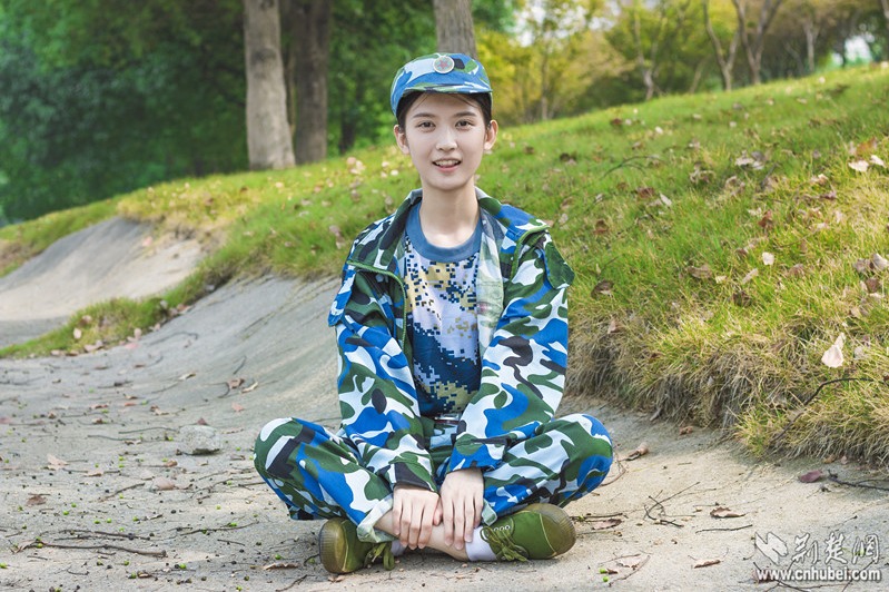 清纯女神点亮武昌理工学院军训现场