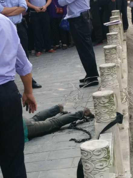 湖北一河中现女性浮尸 脚上被绕铁链