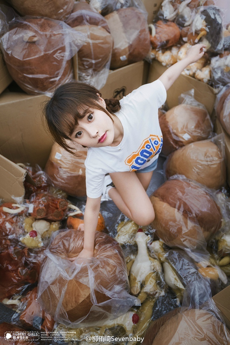 川音女神海滩轻舞飞扬 微露性感不羁(高清多图)