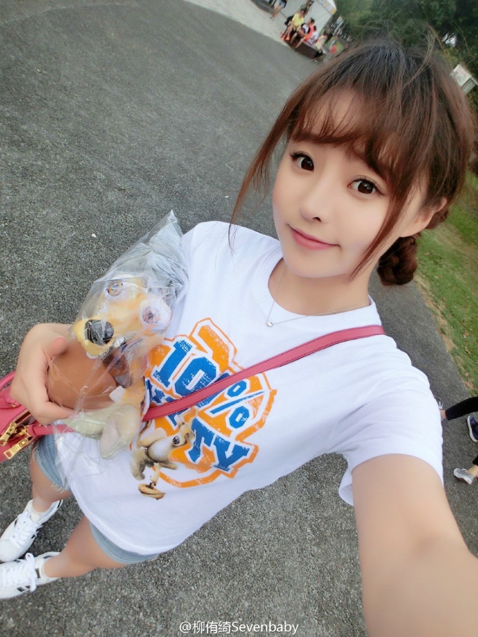 川音女神海滩轻舞飞扬 微露性感不羁(高清多图)