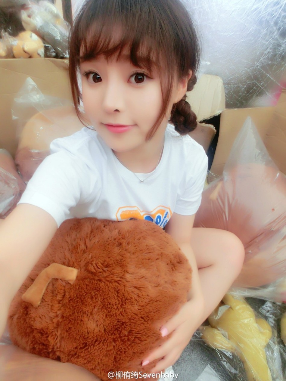 川音女神海滩轻舞飞扬 微露性感不羁(高清多图)