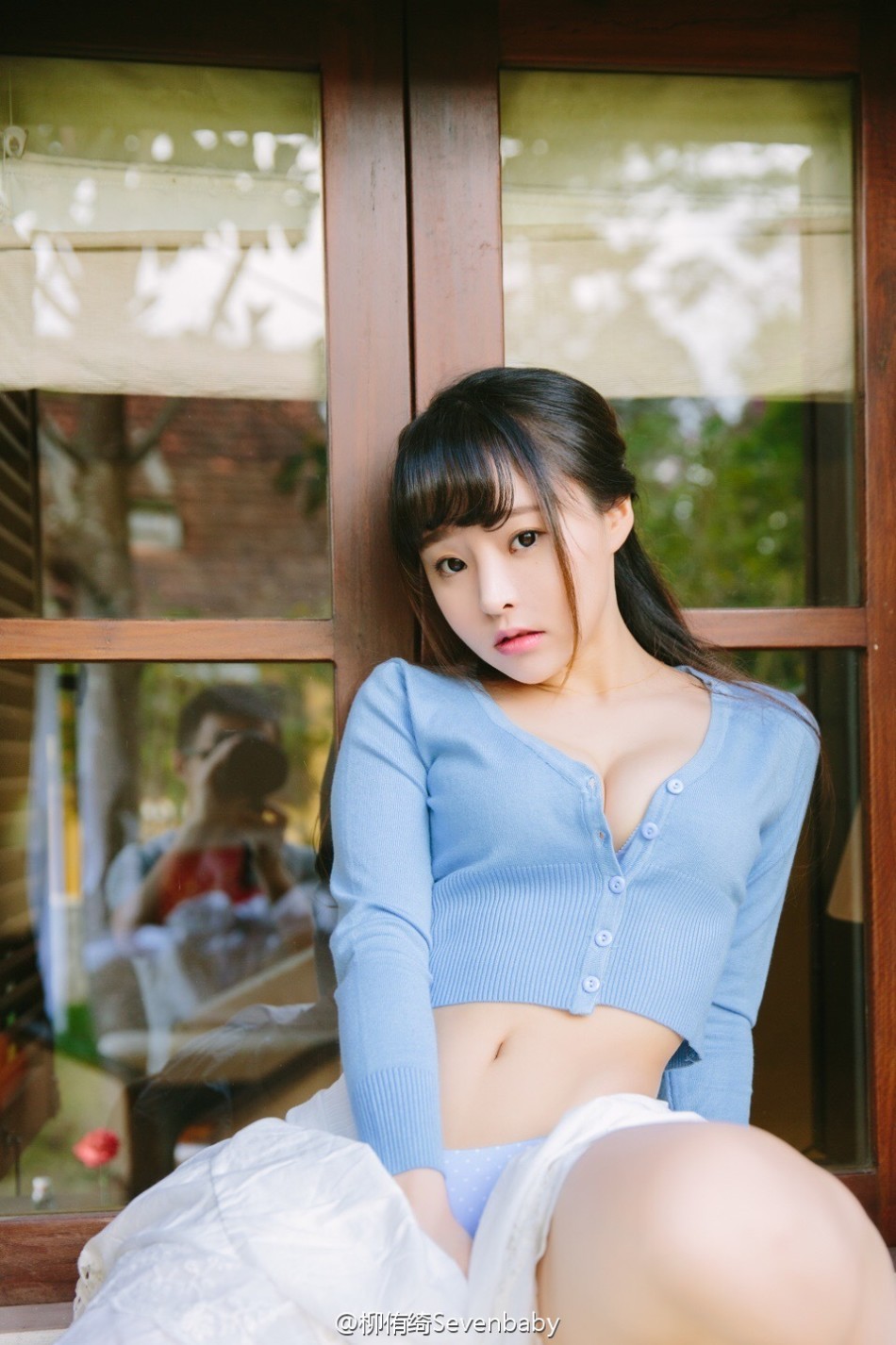 川音女神海滩轻舞飞扬 微露性感不羁(高清多图)