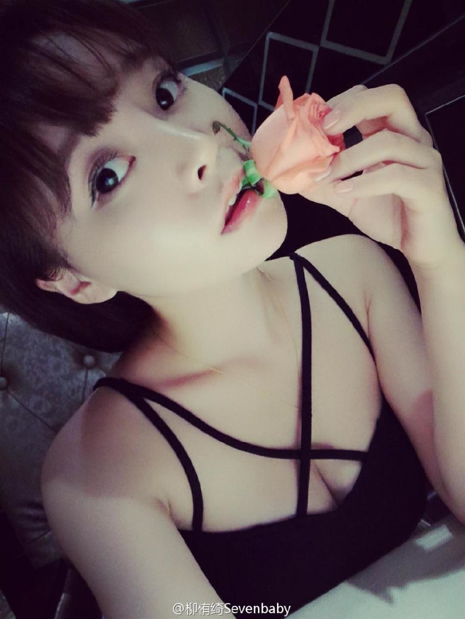 川音女神海滩轻舞飞扬 微露性感不羁(高清多图)