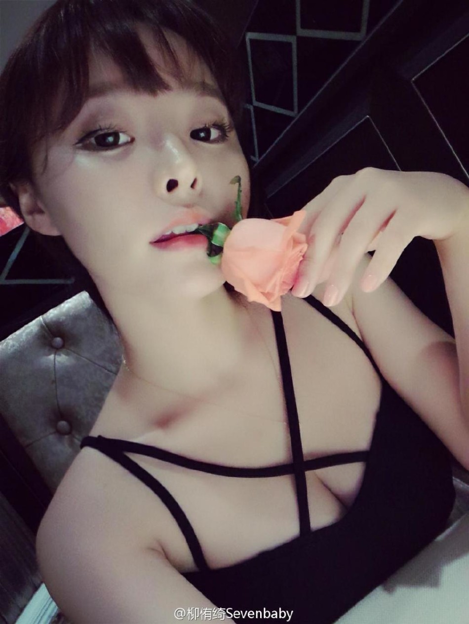 川音女神海滩轻舞飞扬 微露性感不羁(高清多图)