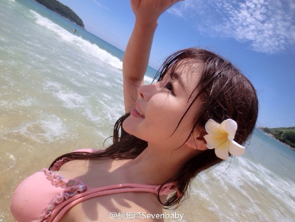 川音女神海滩轻舞飞扬 微露性感不羁(高清多图)