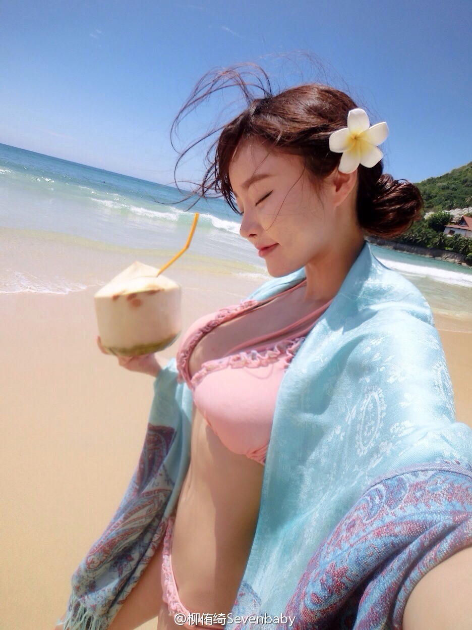 川音女神海滩轻舞飞扬 微露性感不羁(高清多图)