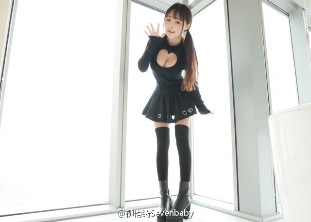 川音女神海滩轻舞飞扬 微露性感不羁(高清多图)