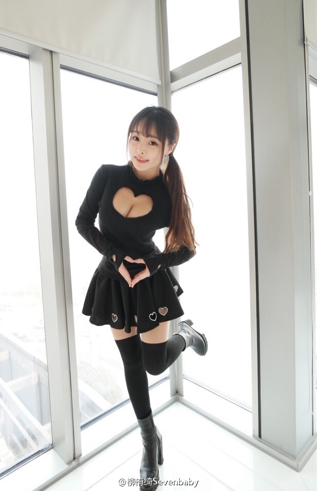 川音女神海滩轻舞飞扬 微露性感不羁(高清多图)