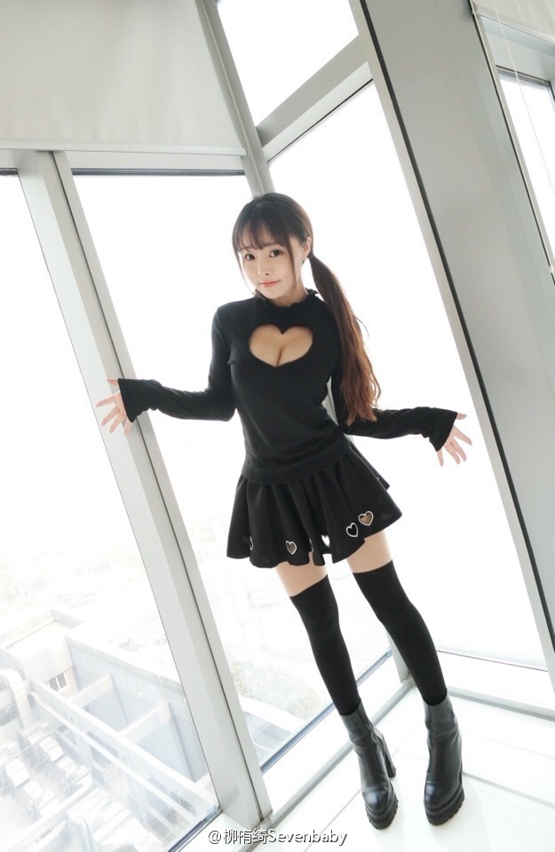 川音女神海滩轻舞飞扬 微露性感不羁(高清多图)