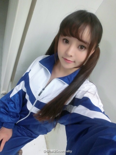 川音女神海滩轻舞飞扬 微露性感不羁(高清多图)