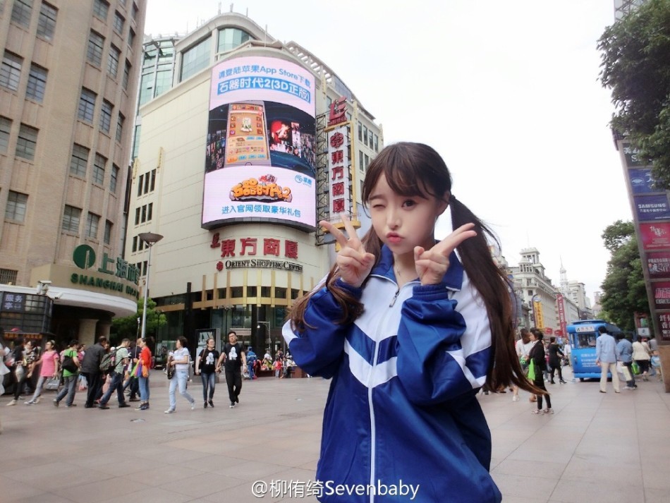 川音女神海滩轻舞飞扬 微露性感不羁(高清多图)