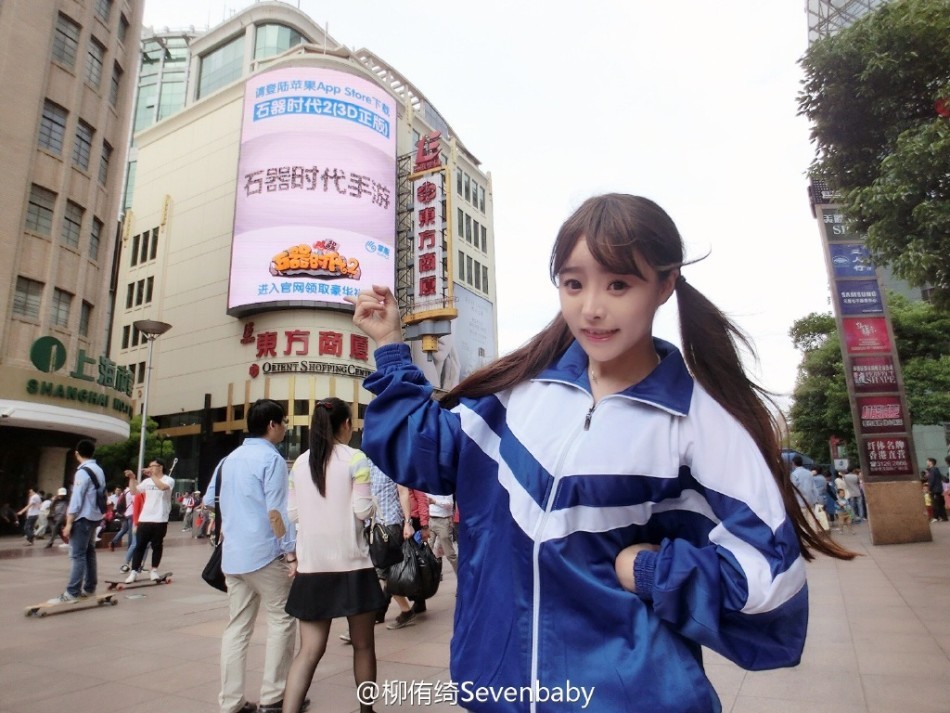 川音女神海滩轻舞飞扬 微露性感不羁(高清多图)