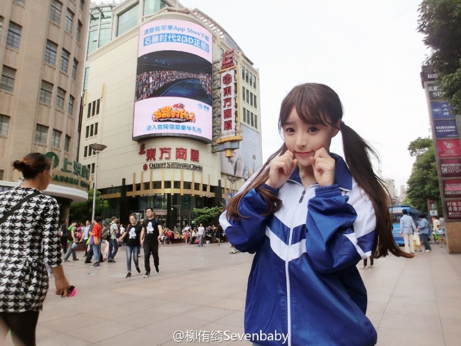 川音女神海滩轻舞飞扬 微露性感不羁(高清多图)