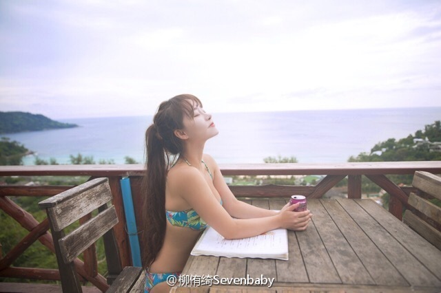 川音女神海滩轻舞飞扬 微露性感不羁(高清多图)