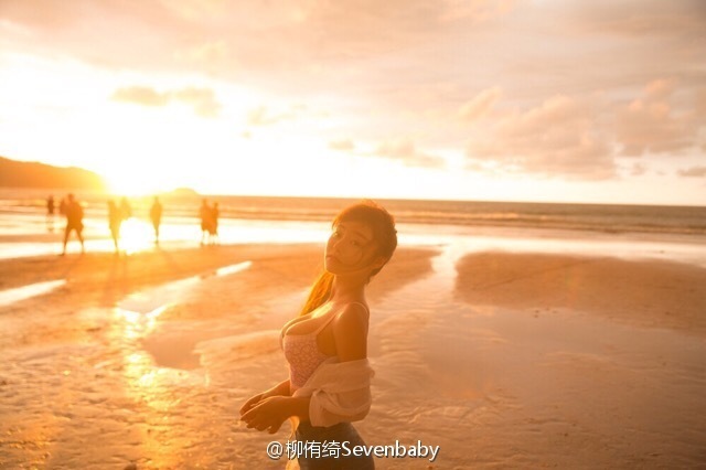 川音女神海滩轻舞飞扬 微露性感不羁(高清多图)