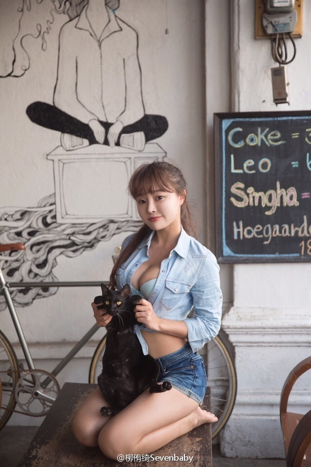 川音女神海滩轻舞飞扬 微露性感不羁(高清多图)