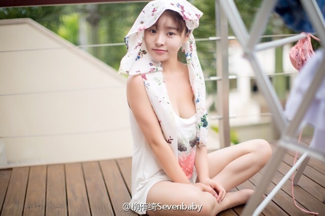 川音女神海滩轻舞飞扬 微露性感不羁(高清多图)