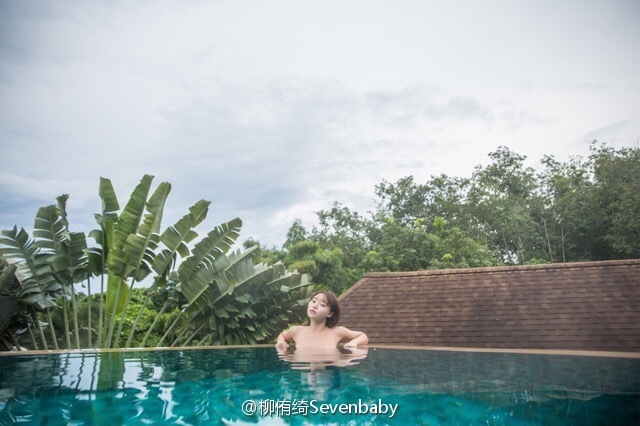 川音女神海滩轻舞飞扬 微露性感不羁(高清多图)