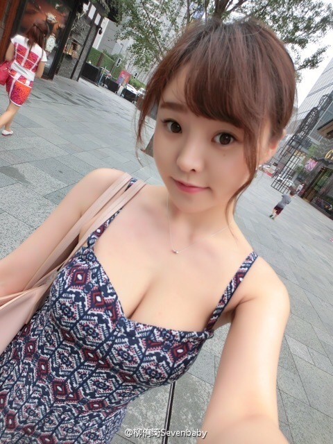 川音女神海滩轻舞飞扬 微露性感不羁(高清多图)