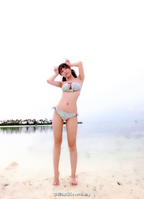 川音女神海滩轻舞飞扬 微露性感不羁(高清多图)