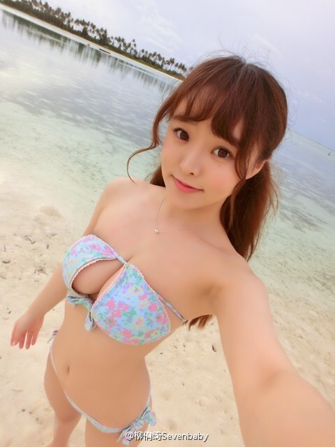 川音女神海滩轻舞飞扬 微露性感不羁(高清多图)