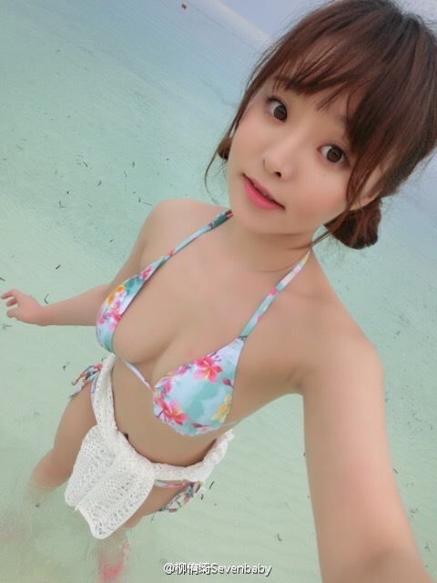 川音女神海滩轻舞飞扬 微露性感不羁(高清多图)