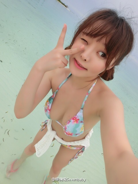 川音女神海滩轻舞飞扬 微露性感不羁(高清多图)