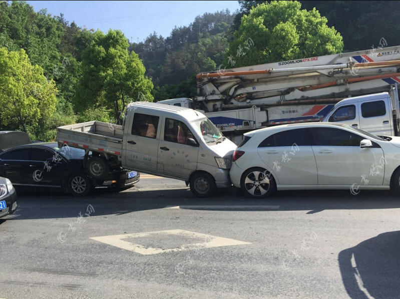 十堰发生连环追尾事故 轿车车头钻入货车尾部高清图片