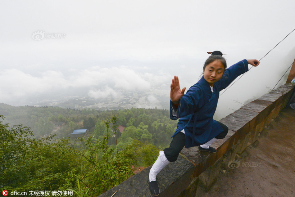 女大学生毕业出家 成全真龙门派道长