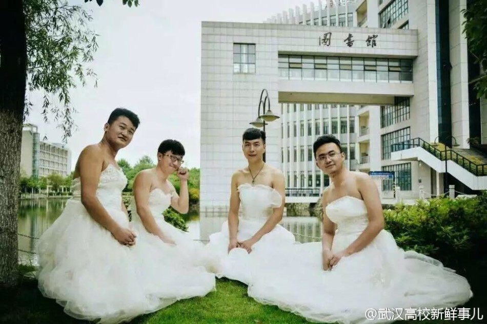 武汉大学婚纱毕业照_武汉大学婚纱毕业照抢镜娱乐 又到毕业时(3)
