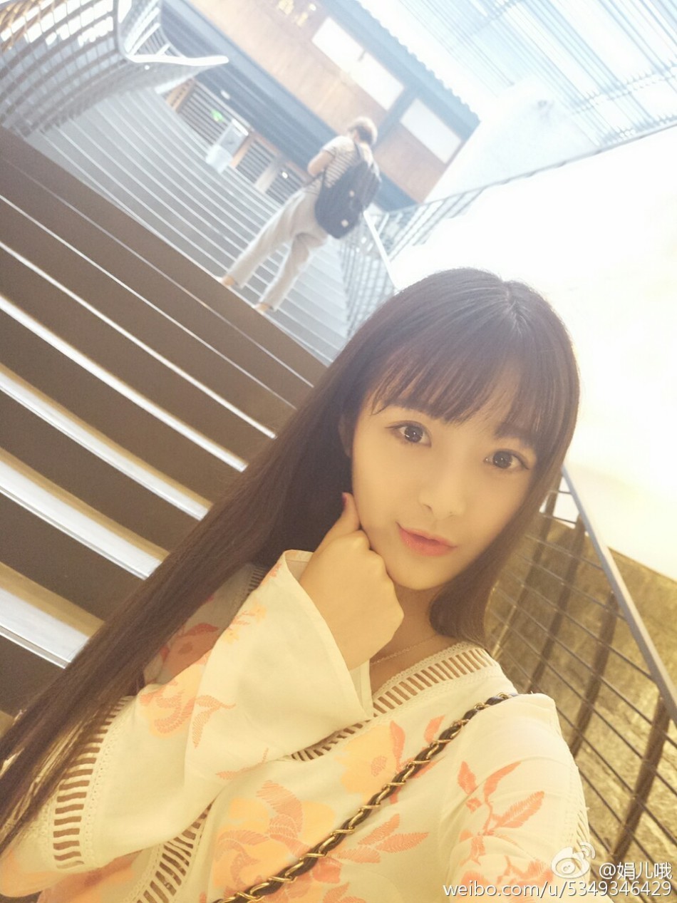 就读于成都理工大学的校花娟儿哦在微博晒出清新写真,网友称之神似