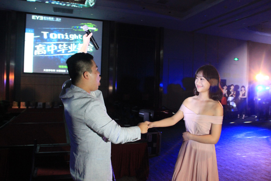 描写小说舞会、宴会、派对场景的句子。不要人