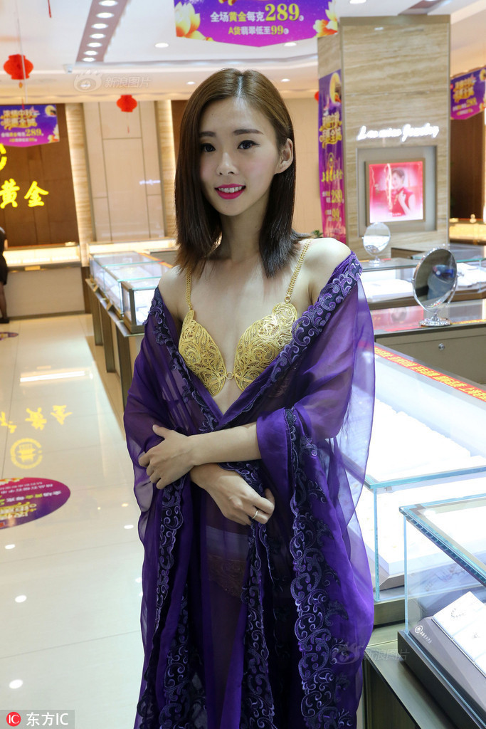 商场模特穿黄金内衣走秀吸睛