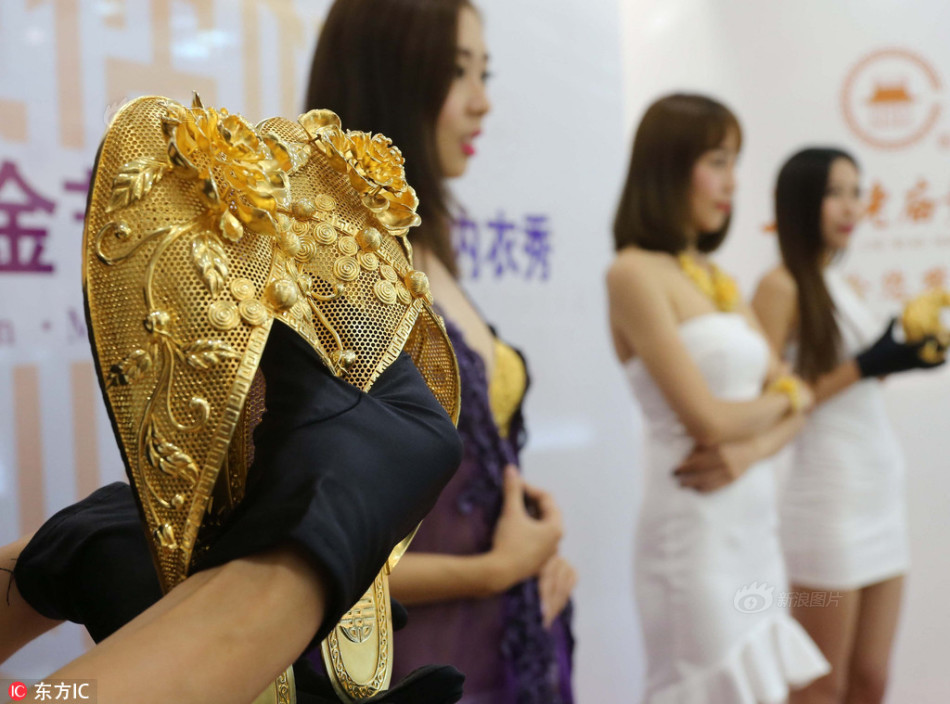 商场模特穿黄金内衣走秀吸睛