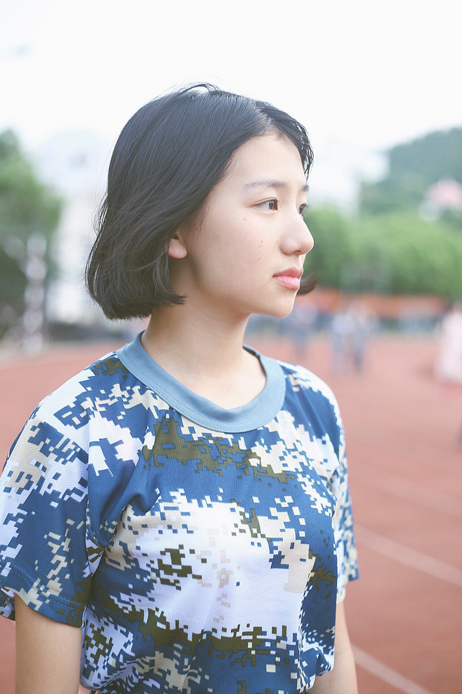图片中的女生名叫刘思薇,是该校信息工程学院自动化1602班的大一新生