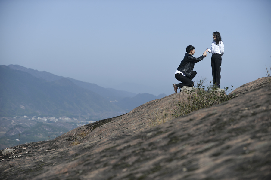 男子站在悬崖上撒尿猜一成语_悬崖上的金鱼姬图片