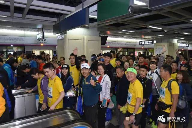 与去年不同的是，如今中山大道已经建成开街，2017汉马线路更美：在汉口改走装修一新的中山大道，从江汉桥过汉江；在武昌，不走兴国南路、双湖桥，而走汉街楚汉路、放鹰桥、白鹭街。