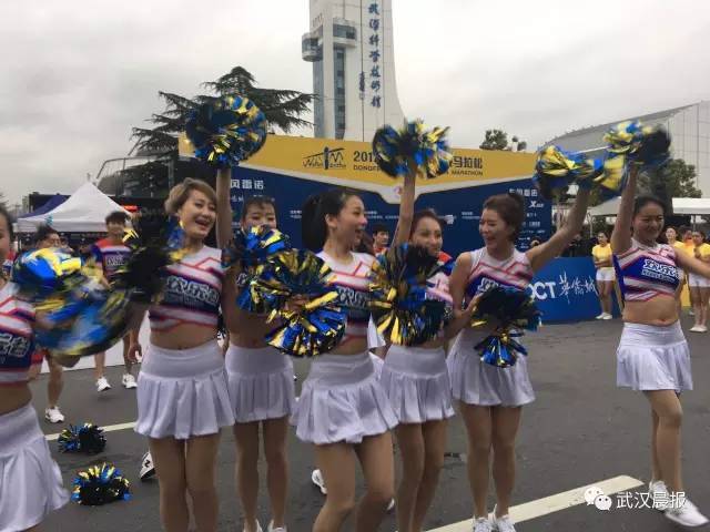 今年汉马总参赛人数2.2万人，较去年增加2000人。其中半程马拉松由6000人增加为8000人。全部2.2万名参赛选手中，除了众多国内跑友，还有来自美国、英国、法国、澳大利亚、日本等22个国家与地区的171名外籍大众选手参赛。