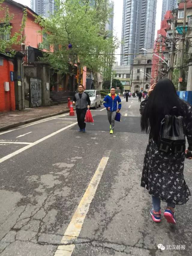 伙计，快点，要迟到啦~~