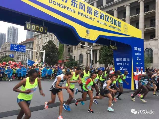 武汉人的年度大趴又来了，今天早上7点30分，2017年武汉马拉松，准时开跑。