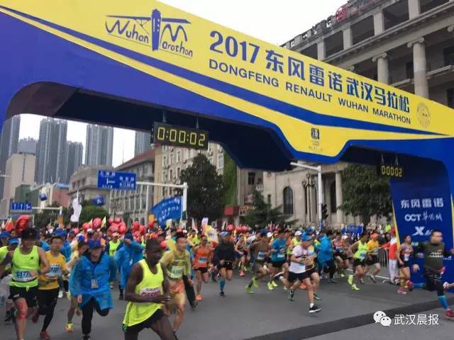 武汉人的年度大趴又来了，今天早上7点30分，2017年武汉马拉松，准时开跑。