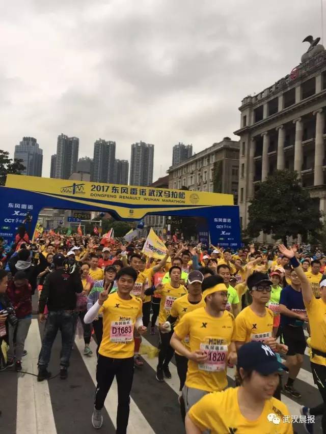 武汉人的年度大趴又来了，今天早上7点30分，2017年武汉马拉松，准时开跑。