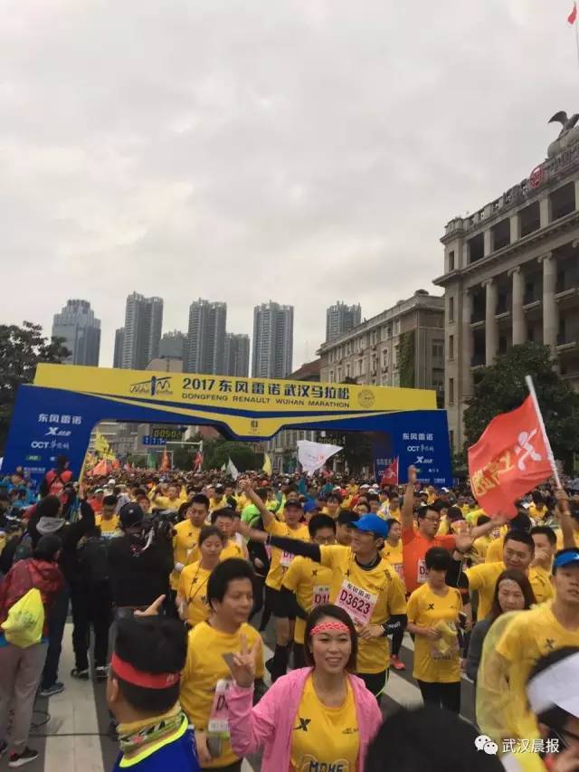 武汉人的年度大趴又来了，今天早上7点30分，2017年武汉马拉松，准时开跑。