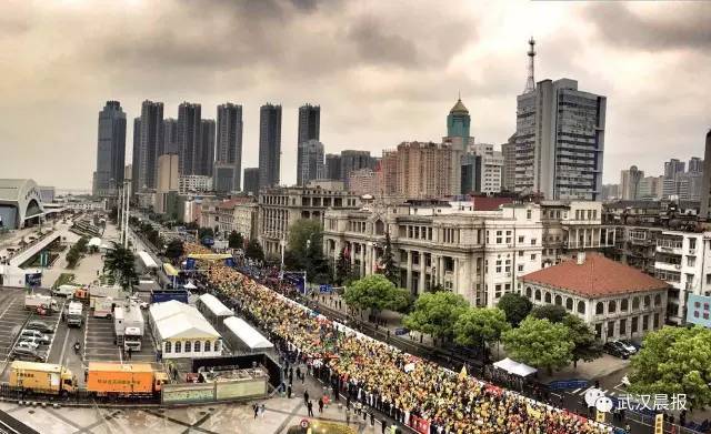 武汉人的年度大趴又来了，今天早上7点30分，2017年武汉马拉松，准时开跑。
