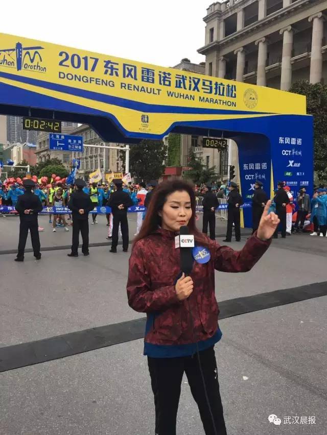 武汉人的年度大趴又来了，今天早上7点30分，2017年武汉马拉松，准时开跑。