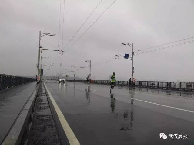 开赛半小时左右，第一梯队已跑上长江大桥，非洲兄弟果然腻害